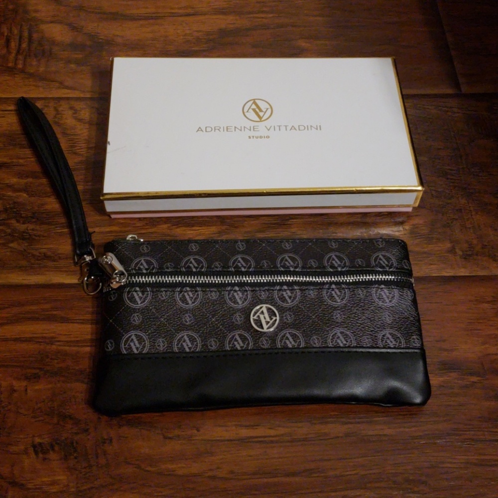 NWT Adrienne vittadini  wristlet 🛍🌹